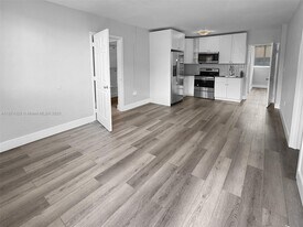 6647 SW 59th Pl in South Miami, FL - Building Photo