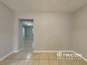 1430 Thames Ln in Clearwater, FL - Foto de edificio - Building Photo