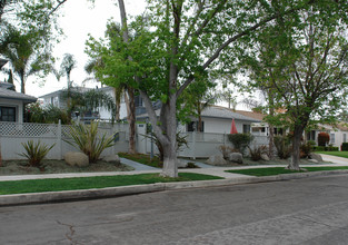 Crown Point Apartments in San Diego, CA - Building Photo - Building Photo