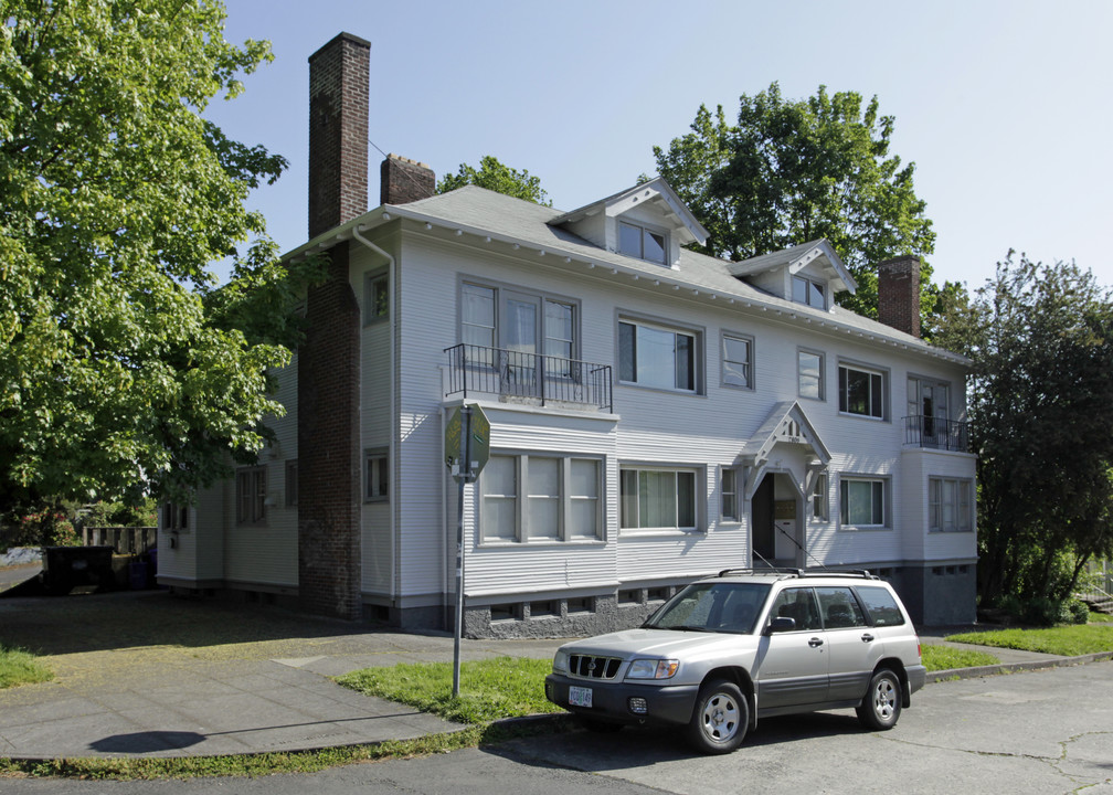 2809 SE Washington St in Portland, OR - Building Photo