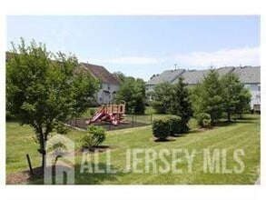 95 Amy Dr in North Brunswick, NJ - Building Photo - Building Photo