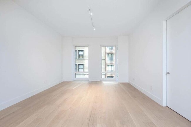 15 W 61st St in New York, NY - Building Photo - Building Photo