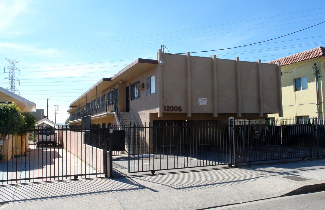 12006 Runnymede St in North Hollywood, CA - Building Photo