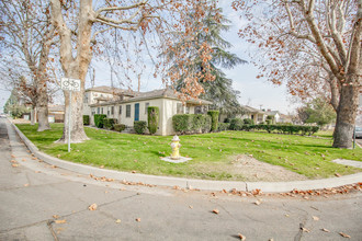 102 Brighton Way in Bakersfield, CA - Building Photo - Building Photo