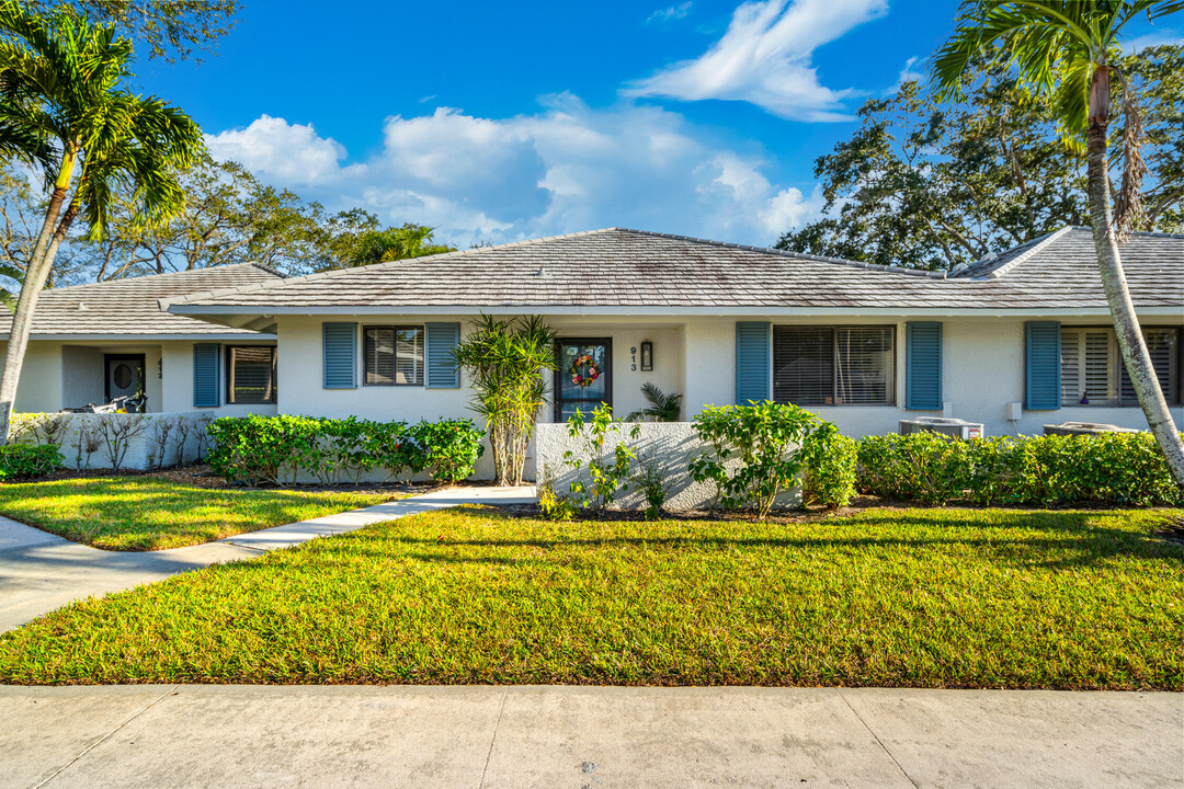 913 Club Dr in Palm Beach Gardens, FL - Building Photo