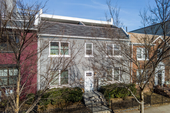 1816 D St NE in Washington, DC - Foto de edificio - Building Photo