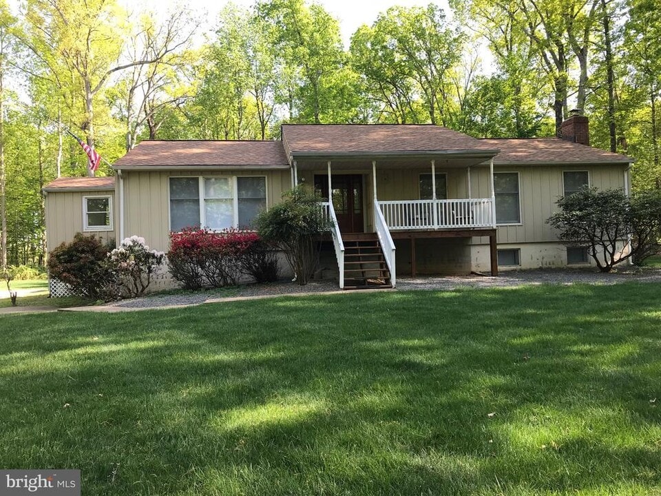 41329 Red Hill Rd in Leesburg, VA - Building Photo
