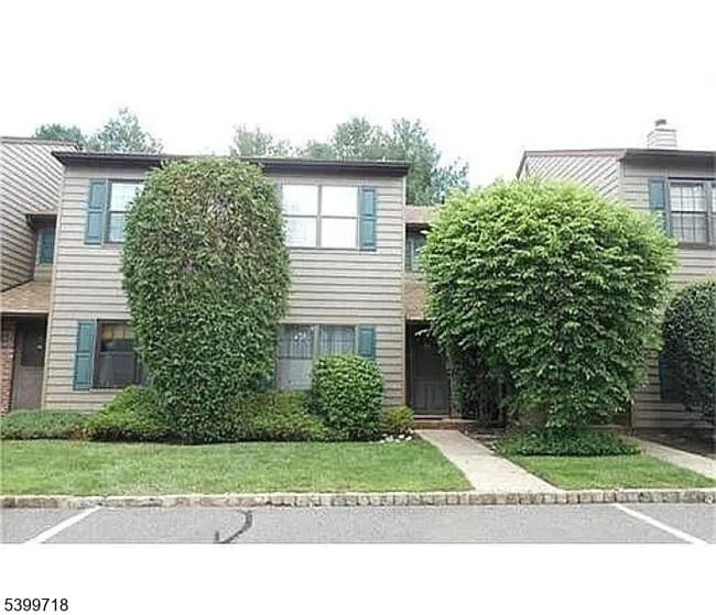 5 Pheasant Run in Edison, NJ - Building Photo - Building Photo