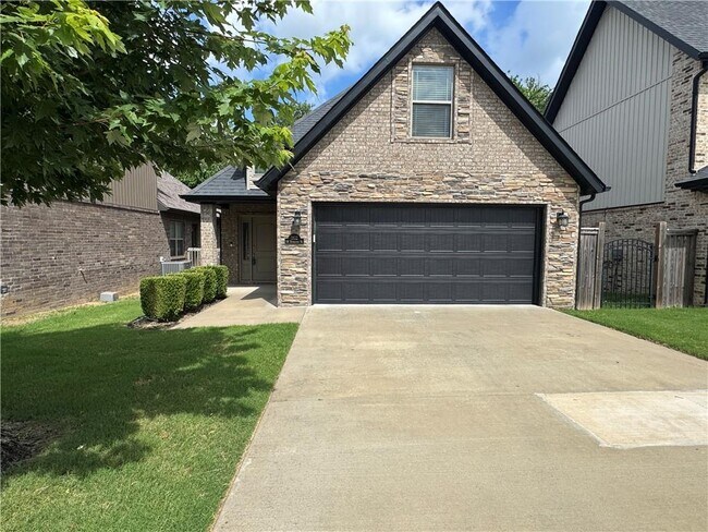 1802 SW Riverstone Rd in Bentonville, AR - Foto de edificio - Building Photo