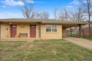 911 S 10th St in Rogers, AR - Building Photo