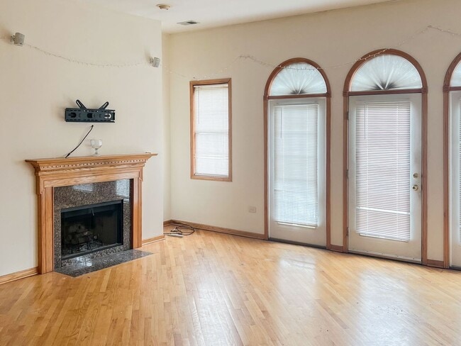 2529 N Southport Ave, Unit 4 in Chicago, IL - Building Photo - Building Photo