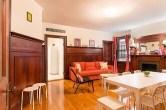 1249 Beacon St, Unit 2 in Brookline, MA - Foto de edificio - Building Photo