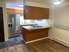 1102 Broaddus St, Unit four in Anchorage, AK - Foto de edificio - Building Photo
