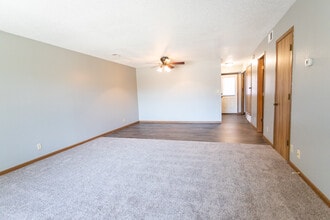 Country Meadows Apartments and Townhomes in Sioux Falls, SD - Building Photo - Building Photo
