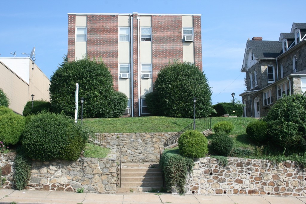 265 W Baltimore Ave in Clifton Heights, PA - Building Photo