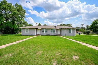 109 Dooley A and B in Prairie View, TX - Building Photo - Building Photo