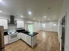 119 Grant Dr, Unit B in Ephrata, WA - Building Photo