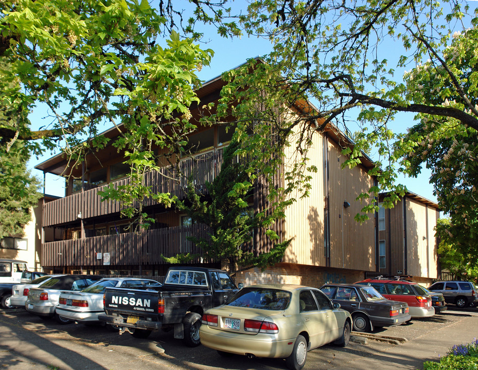 Lakecrest in Eugene, OR - Building Photo