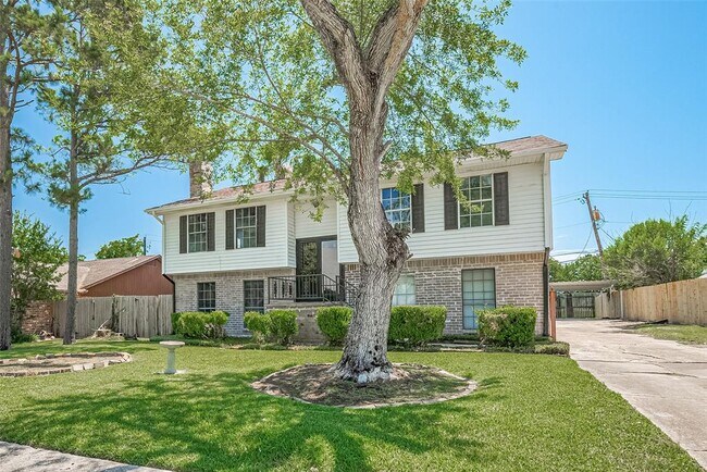 413 E Castle Harbour Dr in Friendswood, TX - Building Photo - Building Photo