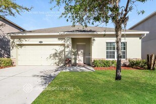 10750 Pictorial Park Dr in Tampa, FL - Building Photo