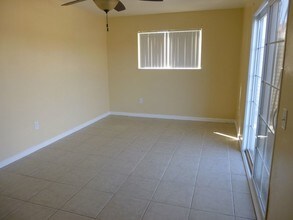 1700 Mountain View Ave in Oceanside, CA - Foto de edificio - Building Photo