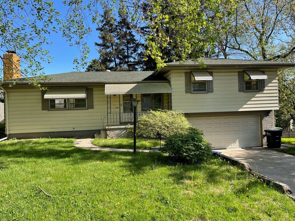 9512 Emmet St in Omaha, NE - Foto de edificio