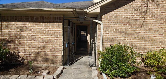 10822 Lynbrook Dr in Houston, TX - Building Photo - Building Photo