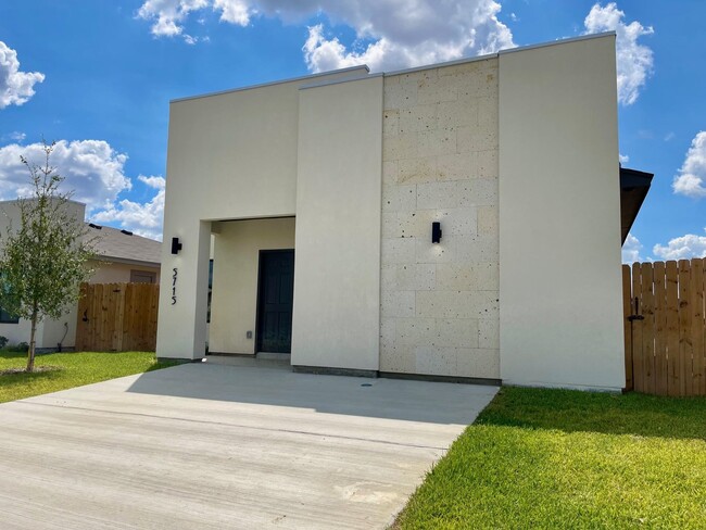 5715 Gillian Dr in Laredo, TX - Foto de edificio - Building Photo