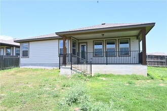 124 Gray Wolf Dr in San Marcos, TX - Building Photo - Building Photo