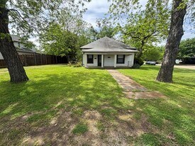 376 W Walters St in Lewisville, TX - Building Photo