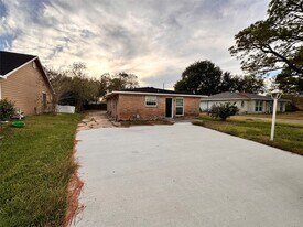 2618 Hill Ave in Dickinson, TX - Building Photo