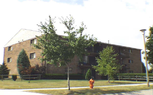 Whispering Trail Apartments in Naperville, IL - Building Photo