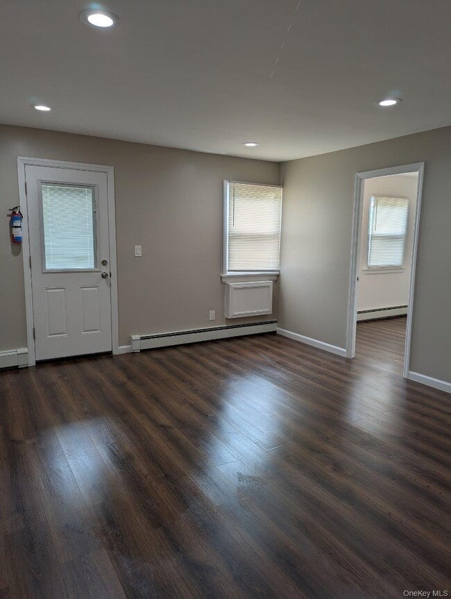 9 C Hemlock Dr in Bay Shore, NY - Building Photo - Building Photo
