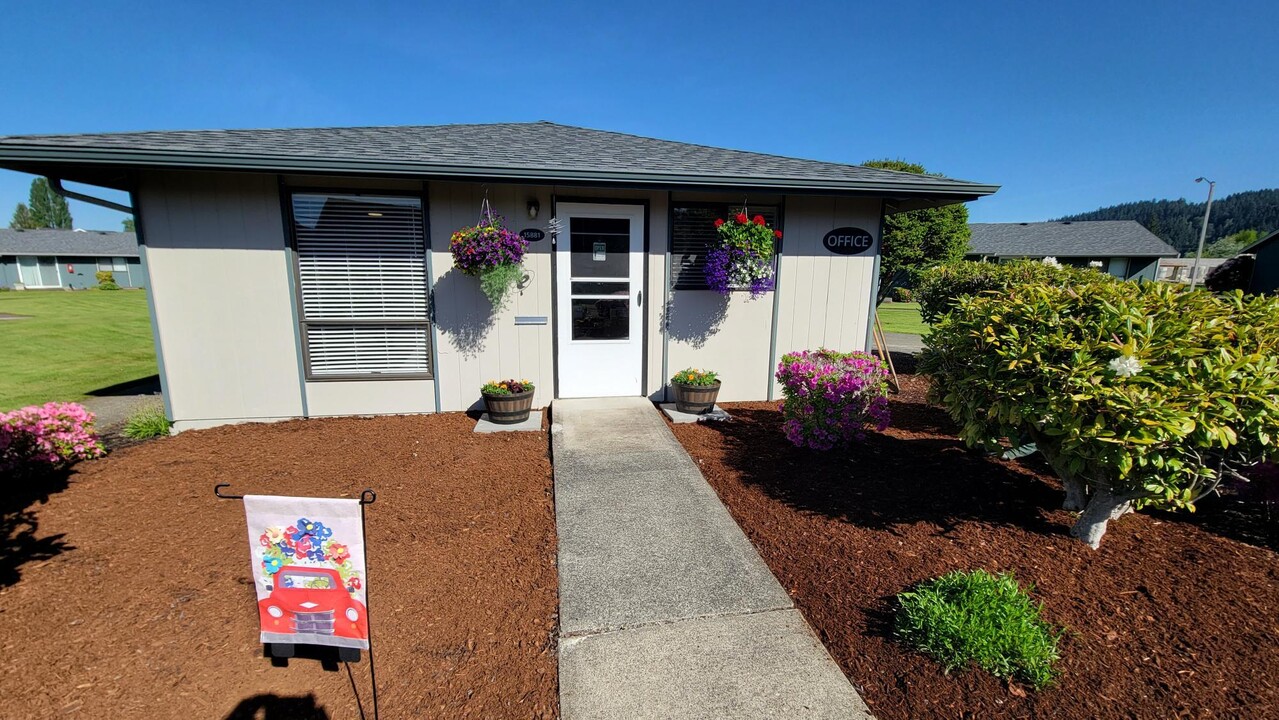 Rainier Meadow in Sumner, WA - Building Photo