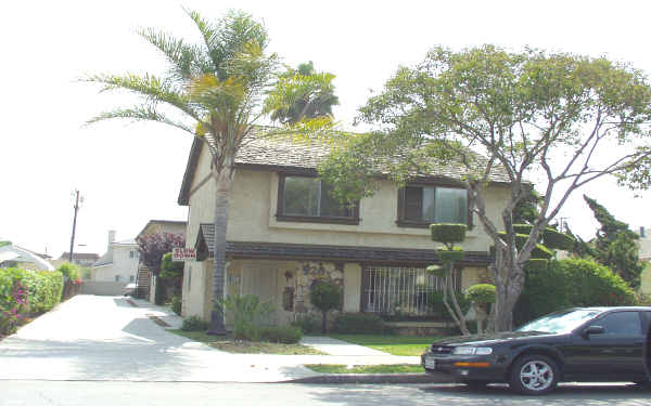 528-530 N Moore Ave in Monterey Park, CA - Building Photo