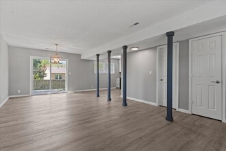 3733 Brush Creek Dr in Lawrence, KS - Foto de edificio - Building Photo
