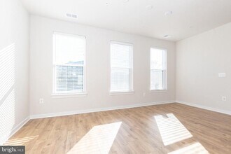 13639 Dulles Technology Dr in Herndon, VA - Building Photo - Building Photo