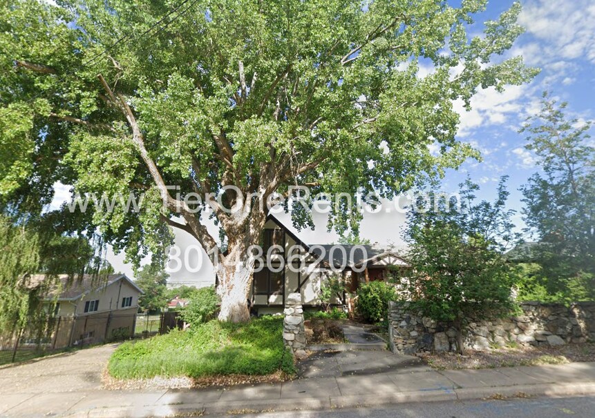 1068 S 200 E in Farmington, UT - Building Photo