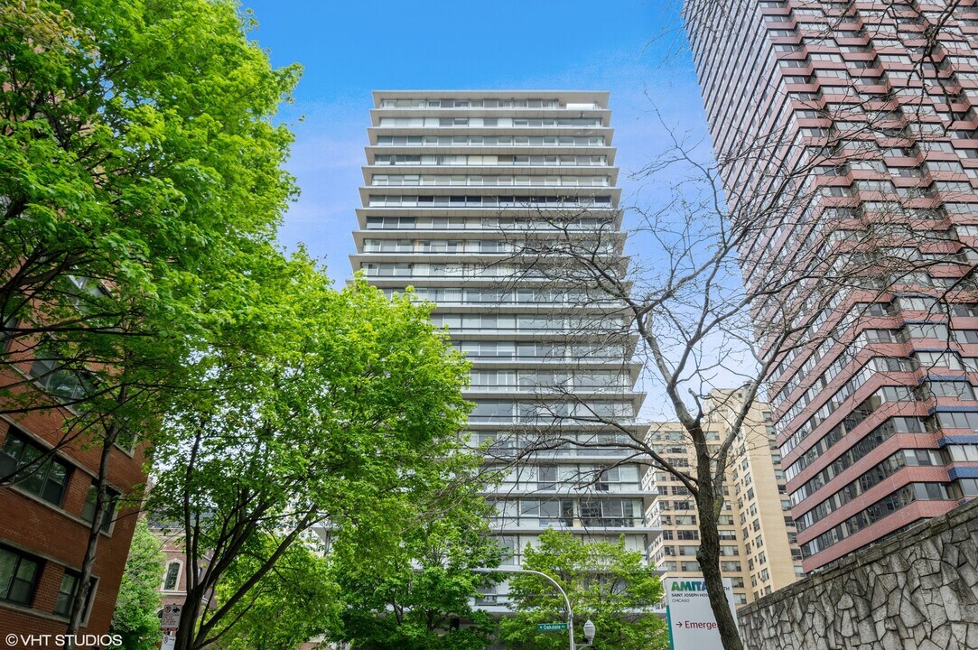 320 W Oakdale Ave in Chicago, IL - Building Photo