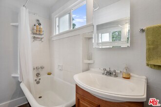 2027 3rd St-Unit -#2 in Santa Monica, CA - Building Photo - Building Photo