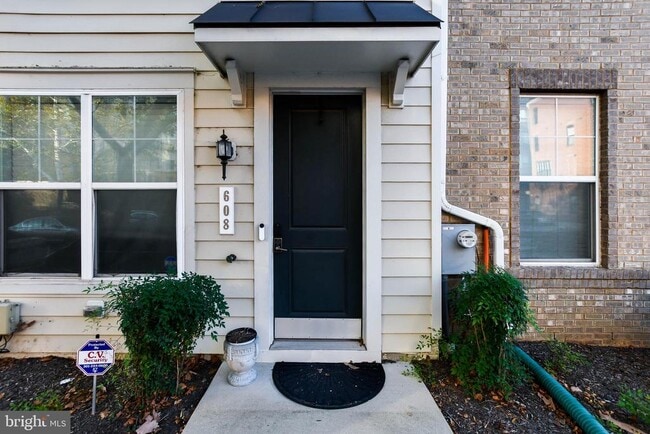 property at 608 Parkside Pl NE