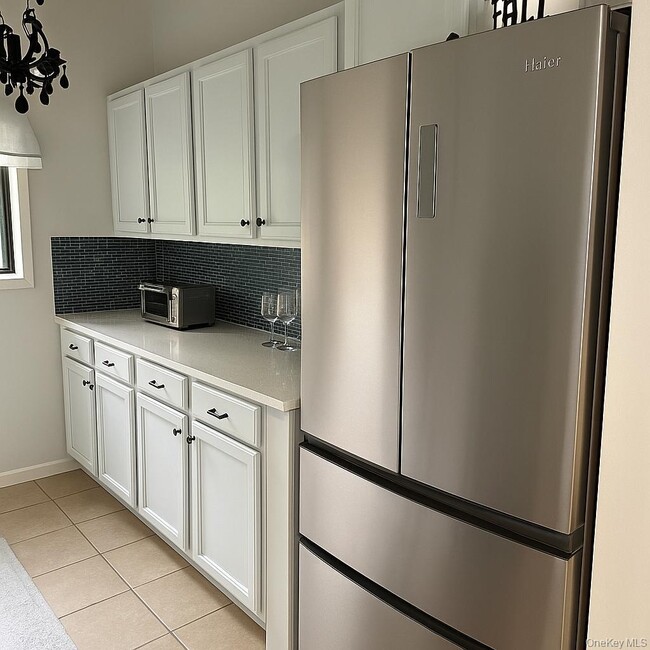 13 Pinebrook Pl in Bay Shore, NY - Building Photo - Building Photo