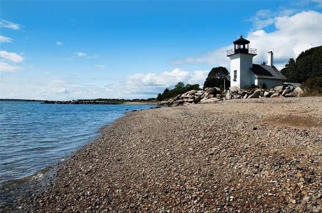 7 Old Ferry Rd in Bristol, RI - Building Photo - Building Photo