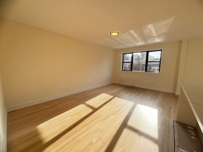 3220 35th St, Unit 2nd Floor in Astoria, NY - Foto de edificio - Building Photo