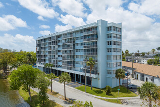 Andor Plaza Condominium in North Miami Beach, FL - Building Photo - Building Photo