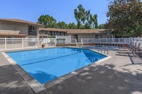 Woodglen Apartment Homes in West Covina, CA - Foto de edificio - Building Photo