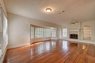 6109 Saxon Dr in Houston, TX - Building Photo - Building Photo