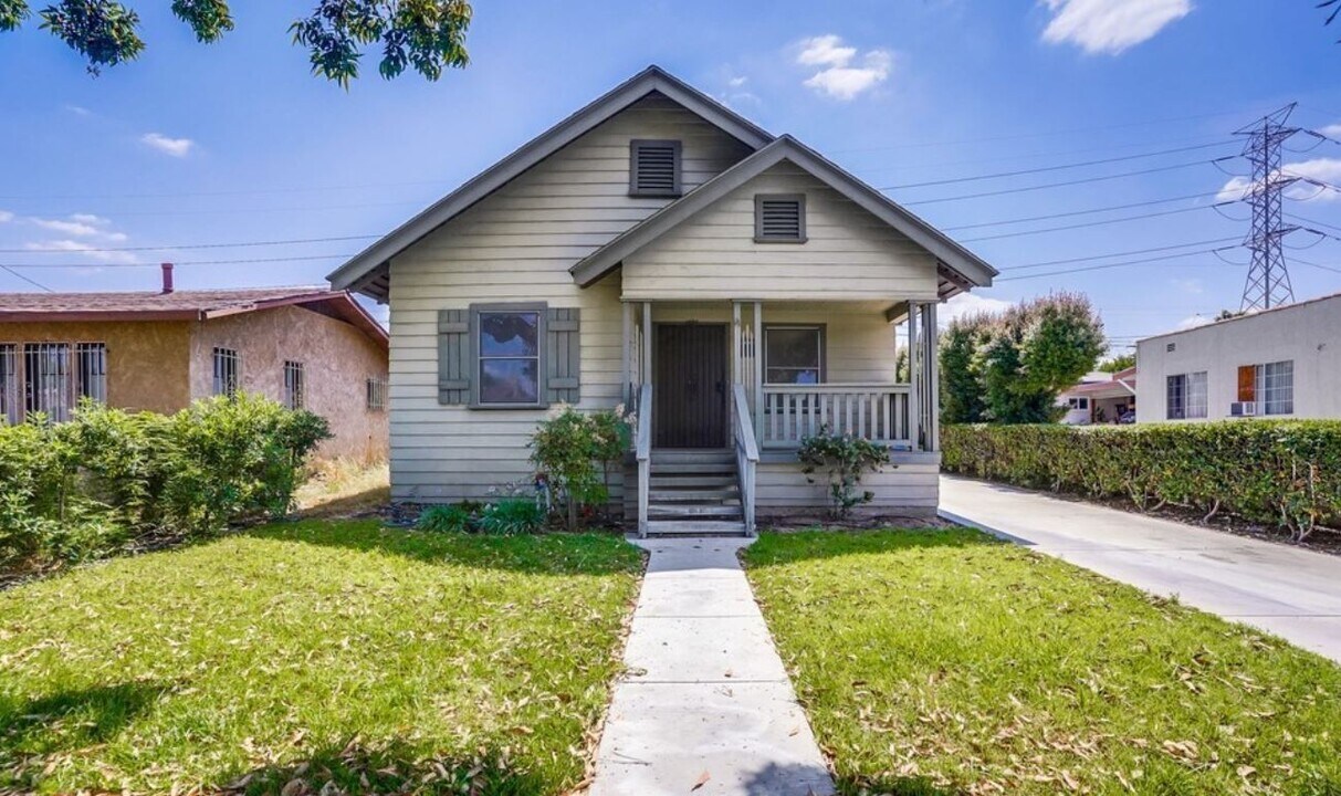 6826 Hollenbeck St in Huntington Park, CA - Foto de edificio