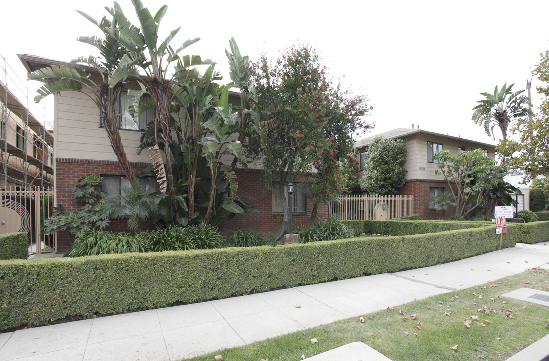 Woodbridge Cottages in North Hollywood, CA - Building Photo