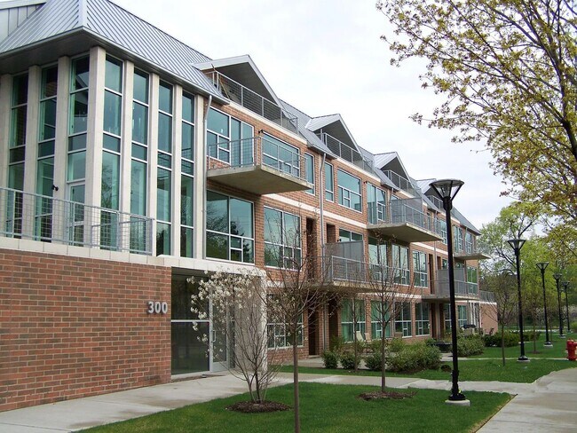 300 Hamilton Street, Unit 301 in Plymouth, MI - Foto de edificio - Building Photo